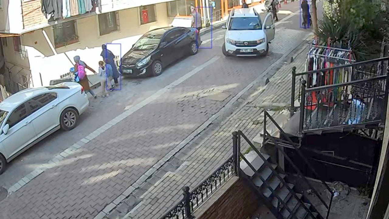 Facia saniyelerle atlatıldı! Avcılar’da istinat duvarı çöktü