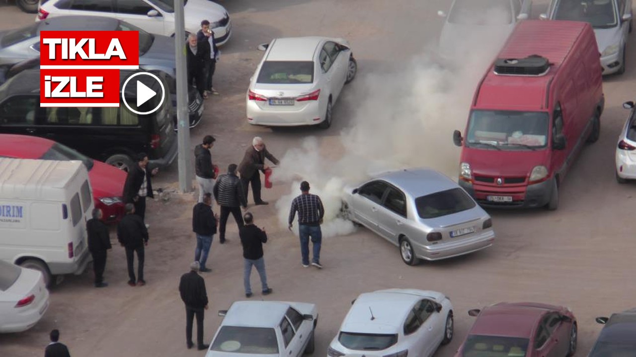 Facia son anda önlendi! Motor kısmı alev alan otomobili vatandaşlar söndürdü