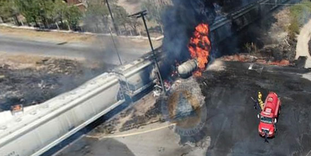 Facia! Trenin çarptığı petrol tankeri patladı