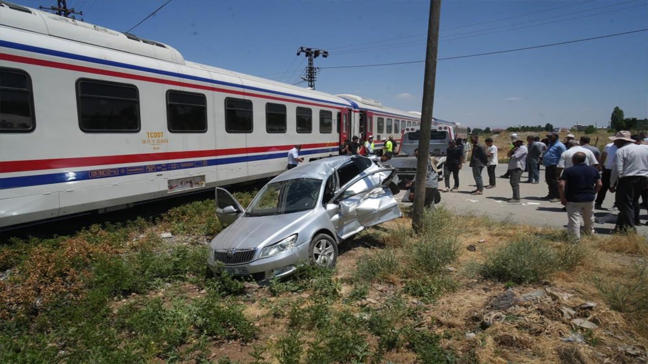 Facia ucuz atlatıldı tren otomobili ezdi 3 yaralı