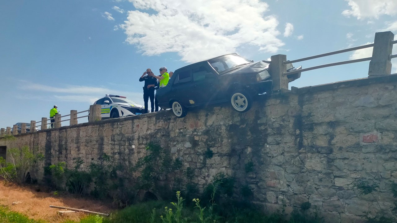 Faciadan dönüldü! Otomobil köprüde asılı kaldı