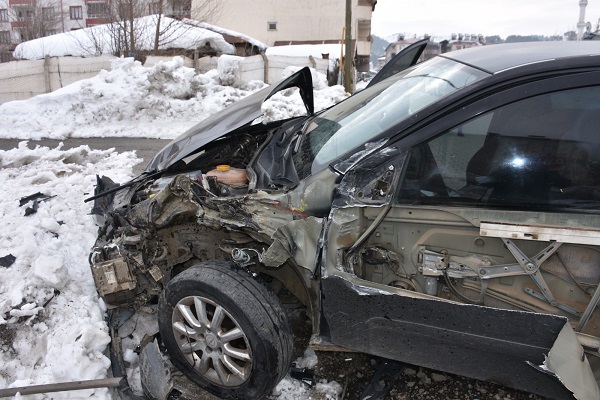 Faciadan dönüldü | Tren ile otomobil çarpıştı!