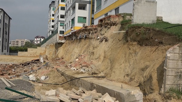 Facianın eşiğinden döndüler...İstinat duvarı böyle çöktü