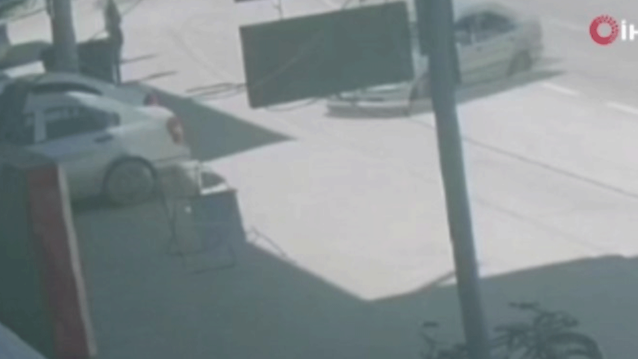 Facianın eşiğinden dönüldü: Kontrolden çıkan otomobil iş yerine böyle daldı!