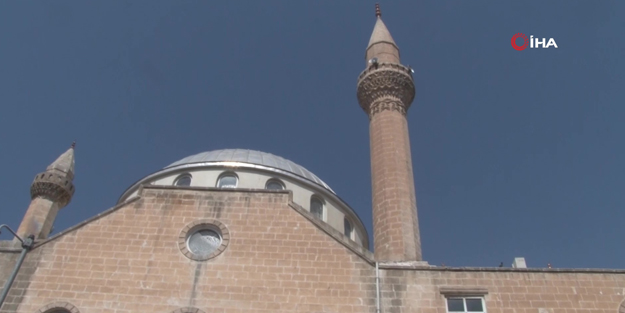 Facianın eşiğinden dönüldü! Minareden 5 kiloluk taş parçası yanı başlarına düştü