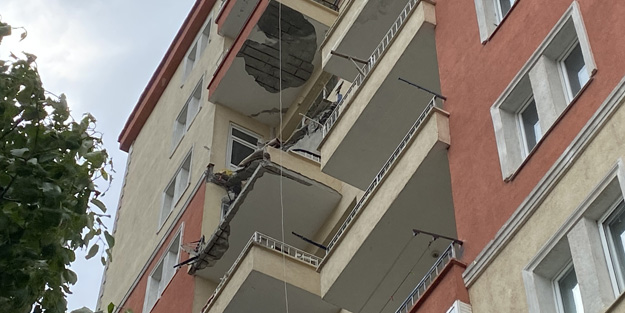 Şiddetli rüzgardan 10 katlı binanın balkonu çöktü