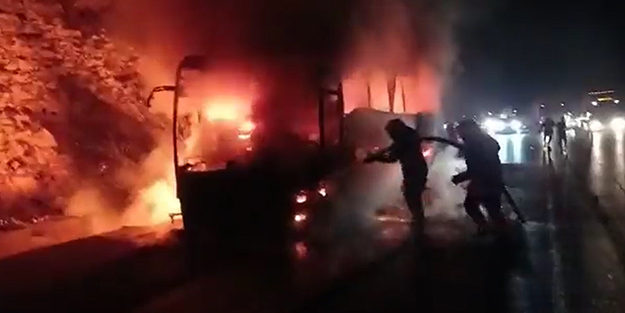 Facianın eşiğinden dönüldü! Yolcu otobüsü alev alev yandı, yolcular son anda kurtuldu