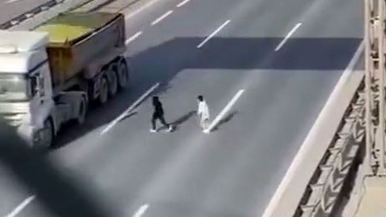 Faciaya davetiye çıkaran görüntü! TEM’de iki çocuk canlarını böyle hiçe saydı