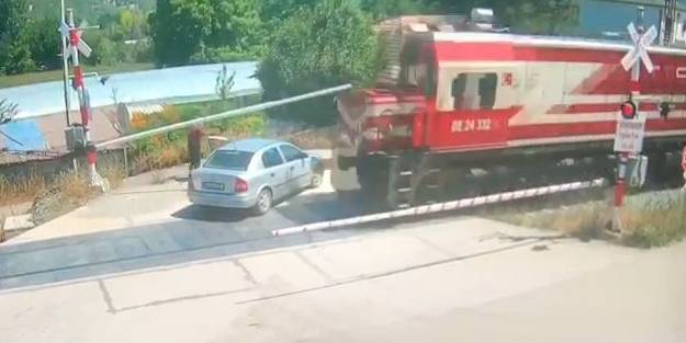 Faciaya kıl payı! Hemzemin geçitte trenin altında kalmaktan saniyelerle kurtuldu
