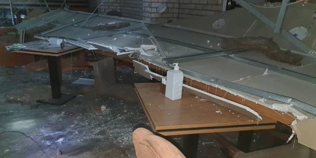 Faciaya kıl payı! Müşterilerin içinde bulunduğu dükkanın asma tavanı çöktü