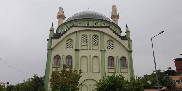 Faciaya kıl payı! Yıkılan minarelerin altında kalmaktan son anda kurtuldular