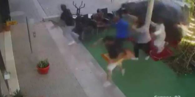 Faciaya ramak kala! Hızını alamayan araç namaz kılanların arasına daldı