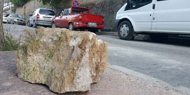 Faciaya ramak kaldı! Dev kayalar kent merkezine düştü