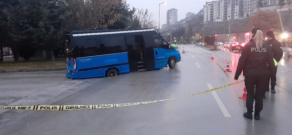 Faciaya ramak kaldı, içi dolu dolmuş çöken yolun içine düştü 