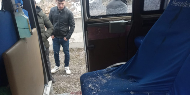 Faciayı yaşadılar! Dev kayalar köy minibüsünün üzerine düştü