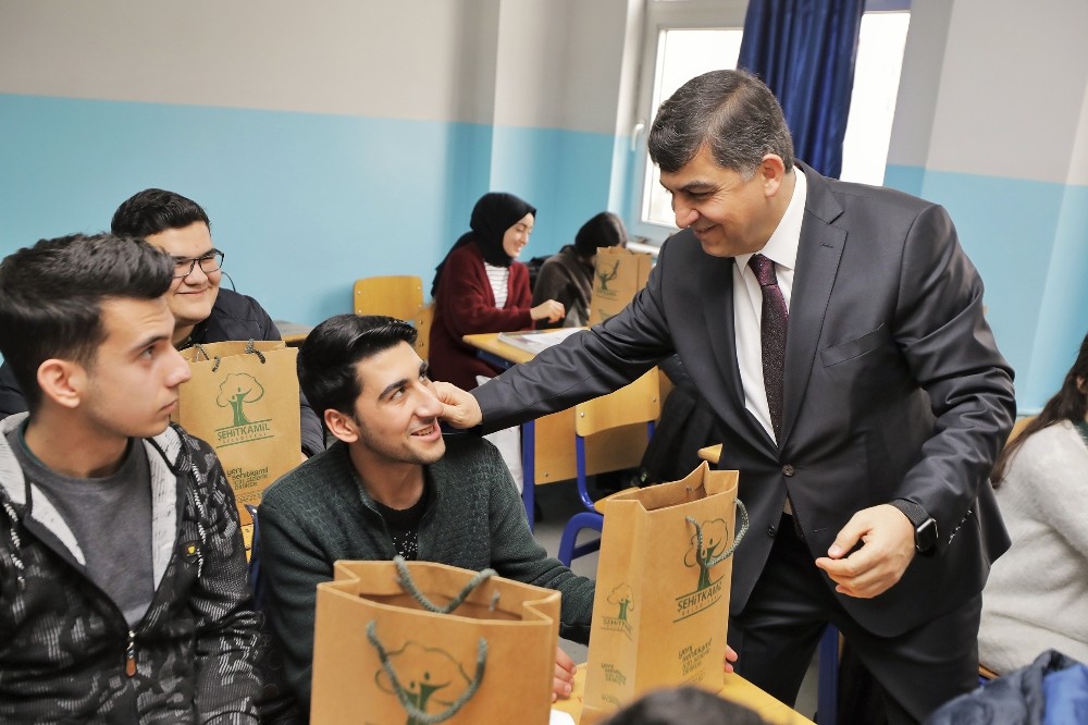 Fadıloğlu, lise son sınıf öğrencileriyle buluştu 