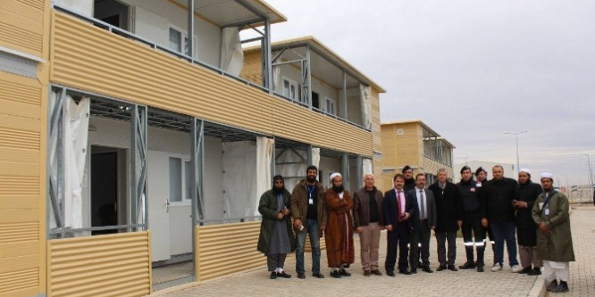 Pakistanlı heyet, Suriyeli çocuklara ayakkabı ve giysi dağıttı