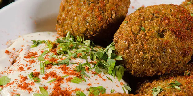 Falafel nedir? Falafel (Lübnan köftesi) tarifi nasıl yapılır? Lezzetine hayır diyemeyeceksiniz!