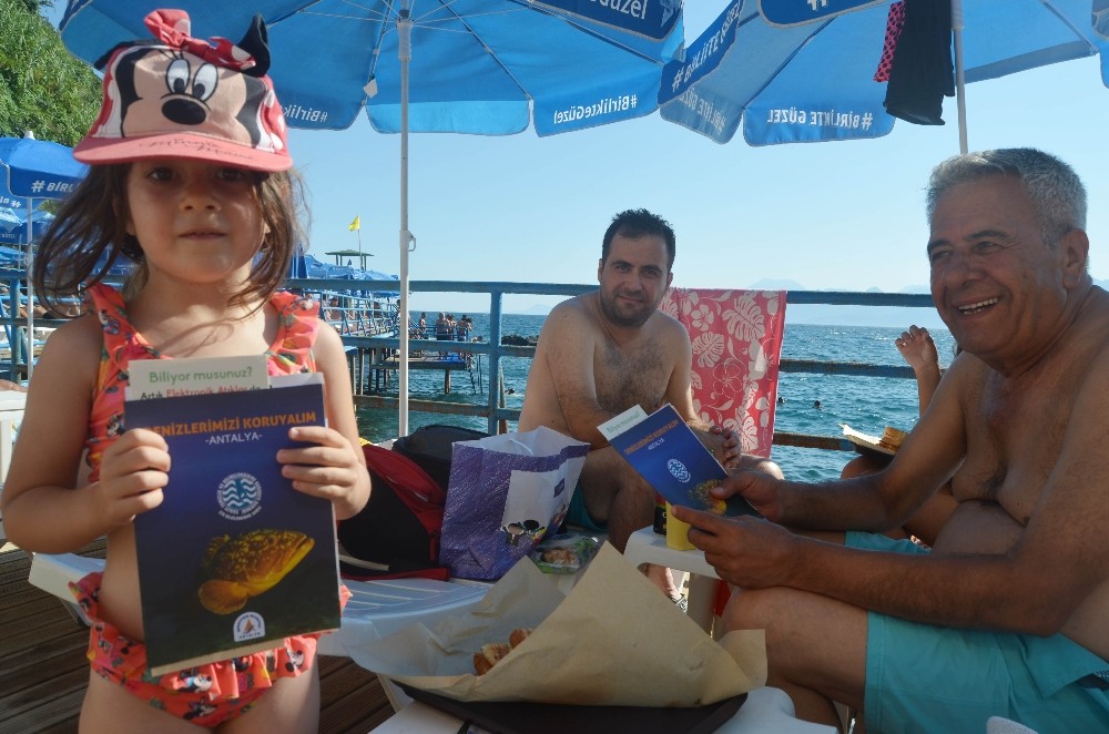 Falez plajlarında plastik atık bilgilendirmesi 