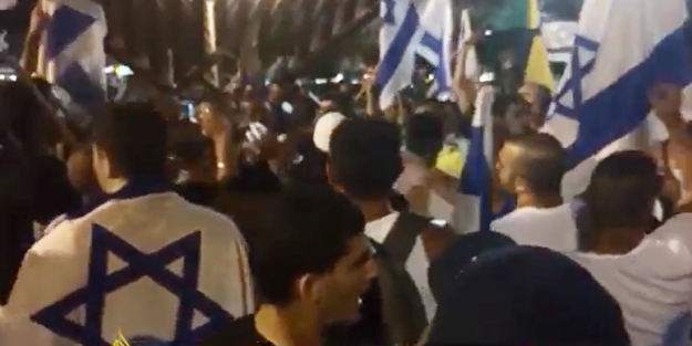 Fanatik Yahudiler'den katledilen çocuklar için sevinç gösterisi!