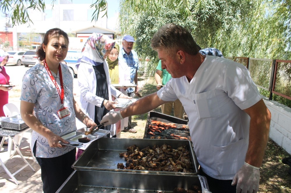 Far Hastanesi personeli mangal partisinde stres attı 