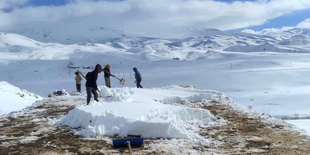 Faraşin Yaylası'nda yaşayan ailenin karla mücadelesi böyle görüntülendi