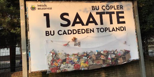 Farkındalık için çöpler file içinde billboard'a asıldı