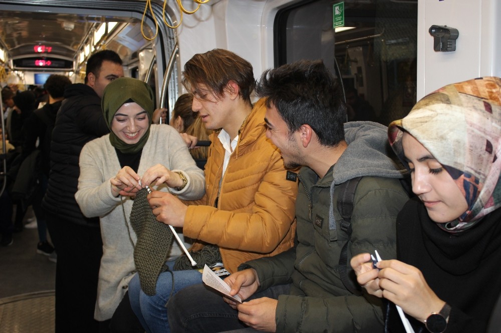 Farkındalık için tramvayda atkı, bere, eldiven ördüler 