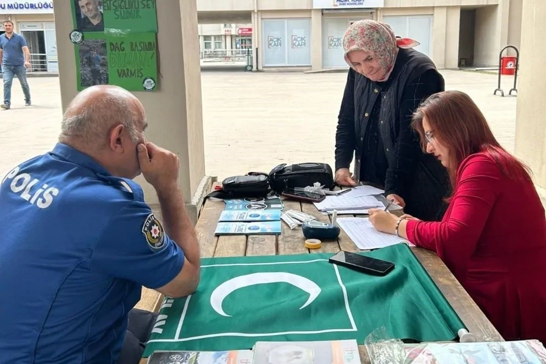 Farkındalık standına vatandaşlardan ilgi