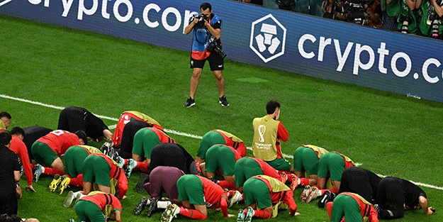 Fas Milli Takımı oyuncuları zaferi secde ile kutladı!