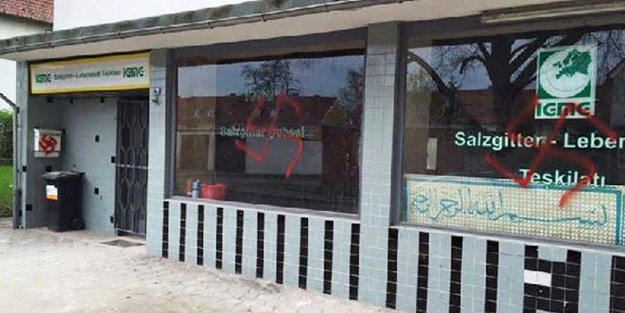 Faşist Alman Nazileri'nden camiye çirkin saldırı