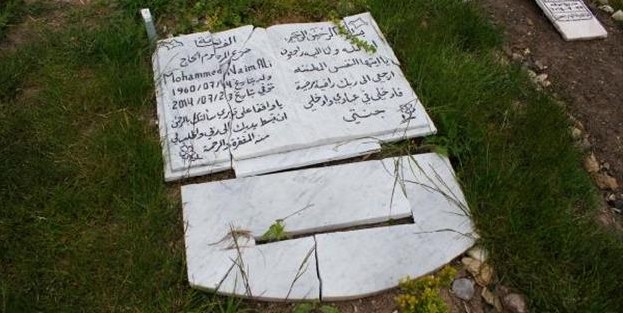 Faşistler müslüman mezarlığına saldırdı