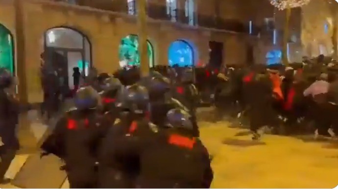 Faslı taraftara müdahale! Fransa'nın medeniyeti işte bu kadar!