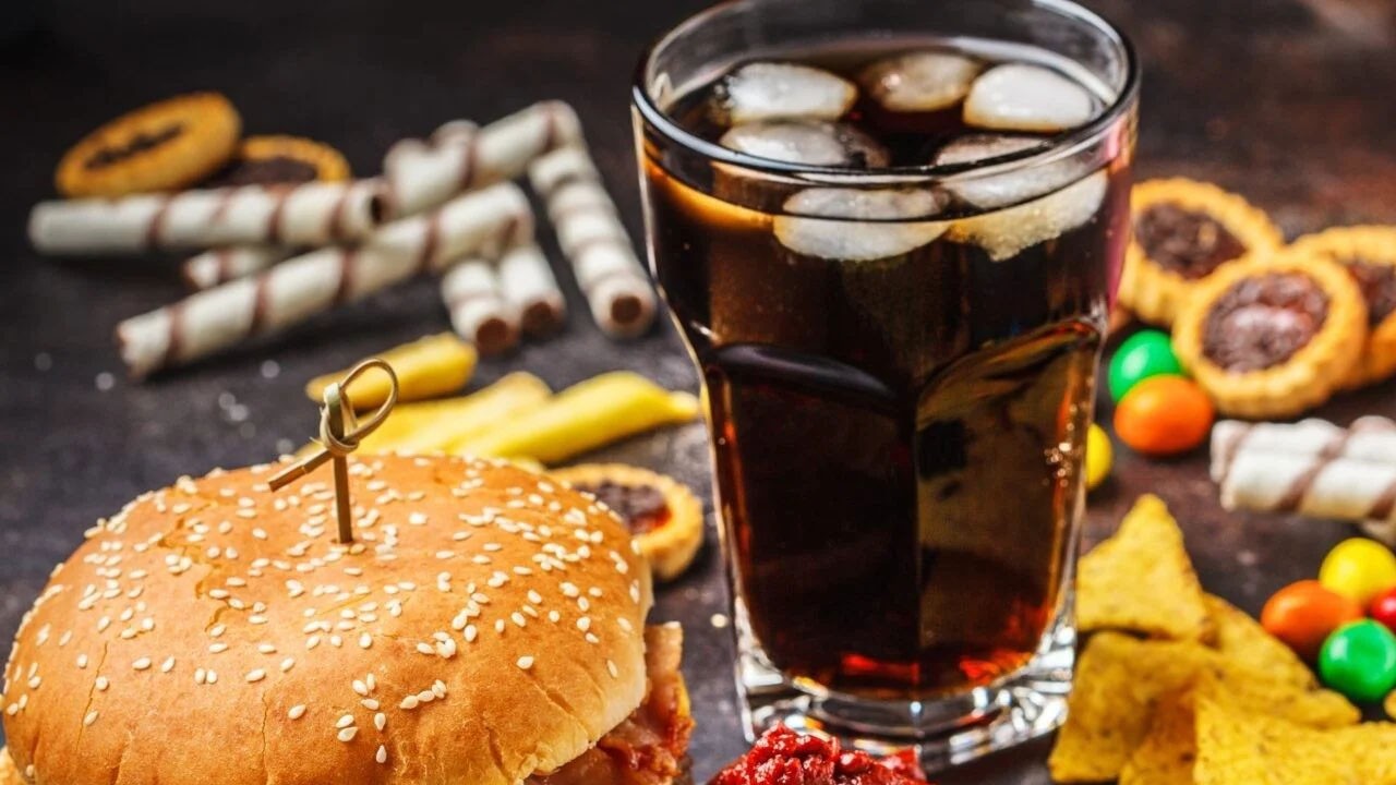 Fast food zarar veriyor! Çocukları uzak tutun!