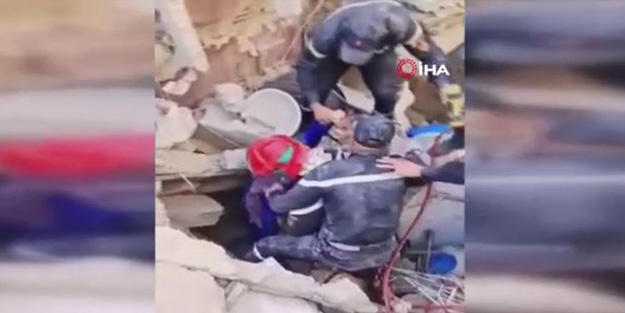 Yaşlı kadın 12 saat sonra enkazdan çıkartıldı..