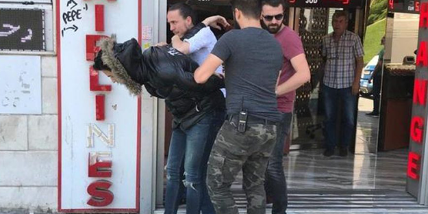 Fas'tan İstanbul'a geldi, para dağıtıp polisi ısırdı!