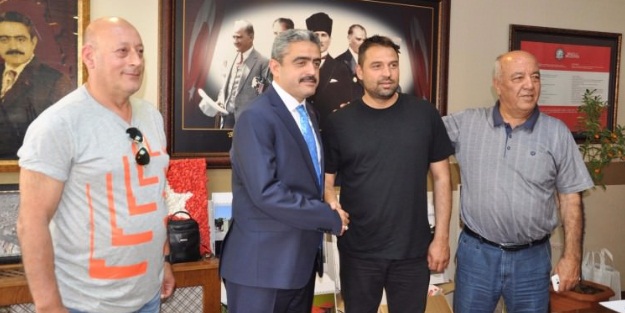 Fatih Akyel imzayı atıyor