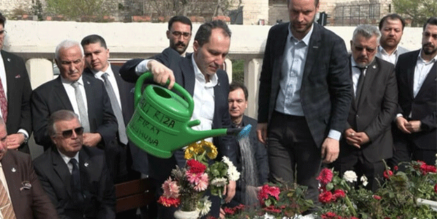 Fatih Erbakan'dan merhum Necmettin Erbakan'ın kabrine ziyaret!