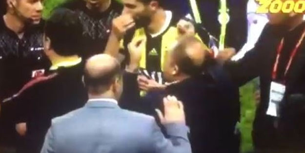 Fatih Terim, Fırat Aydınus'un suratına tükürdü! Derbiden çok bu hareket konuşuldu