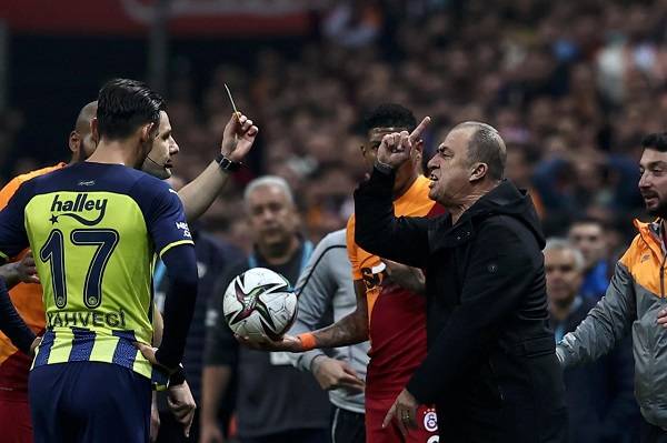 Fatih Terim niye kırmızı kart gördü? Fatih Terim kaç maç ceza alır?