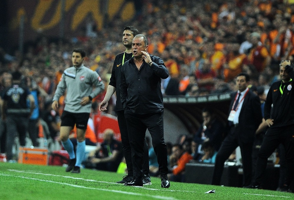Fatih Terim tribüne gönderildi 