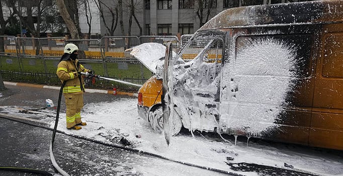 Fatih Vatan Caddesi'nde minibüs yandı