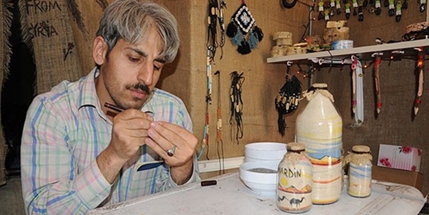 Fatiha Suresi'ni pirince yazıyor