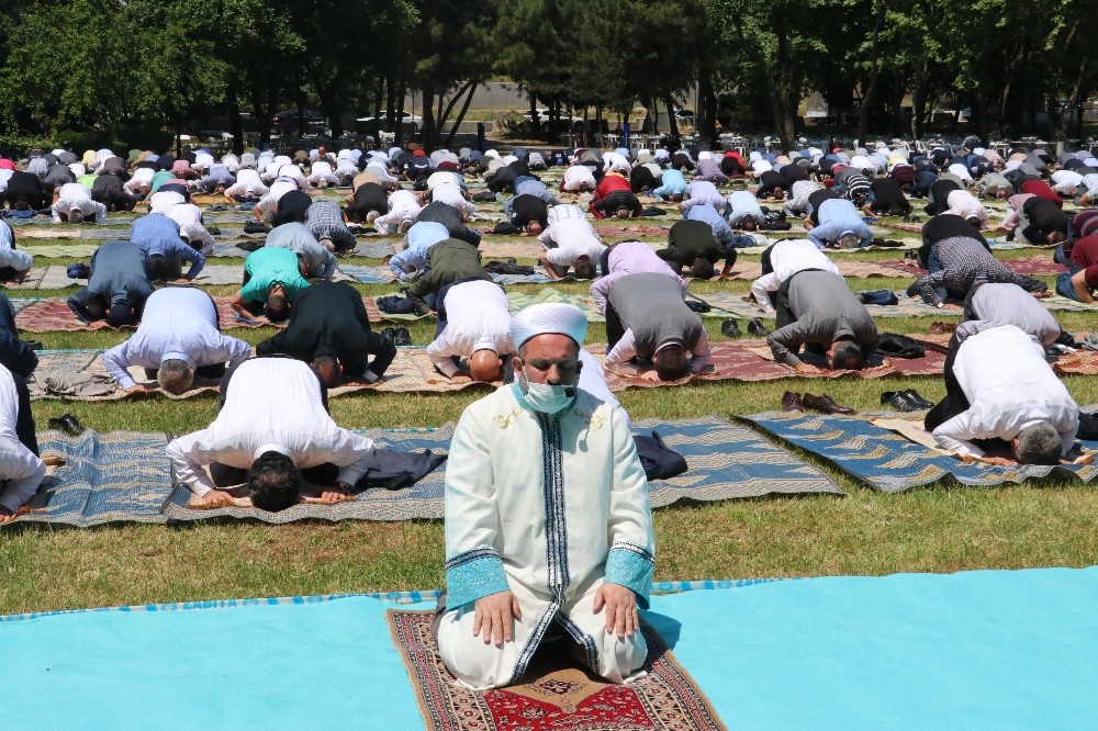 Fatih’in vefat ettiği Hünkar Çayırında 400 kişi Cuma namazı kıldı 