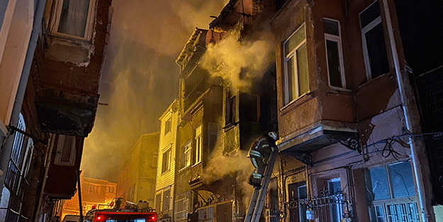 Fatih’te 3 katlı bina alev alev yandı: 1 kişi üçüncü kattan atlayarak kurtuldu