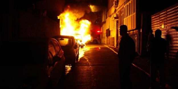 Fatih'te 3 otomobil kundaklandı