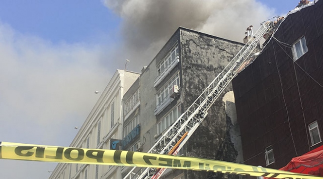 Fatih'te 4 katlı iş yerinde yangın