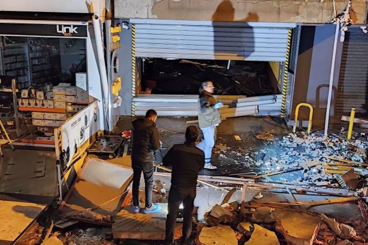 Fatih'te 4 katlı kapalı otoparkta yaşanan patlama yangına neden oldu