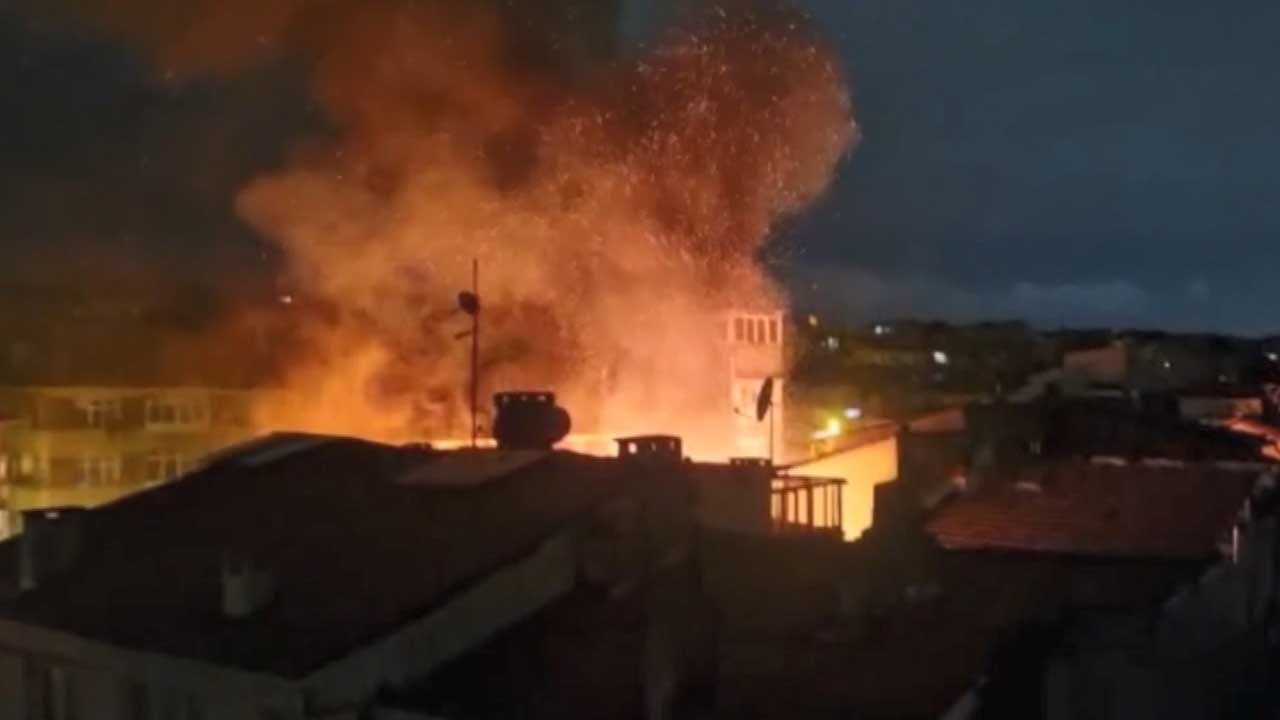 Fatih’te ahşap evde yangın!