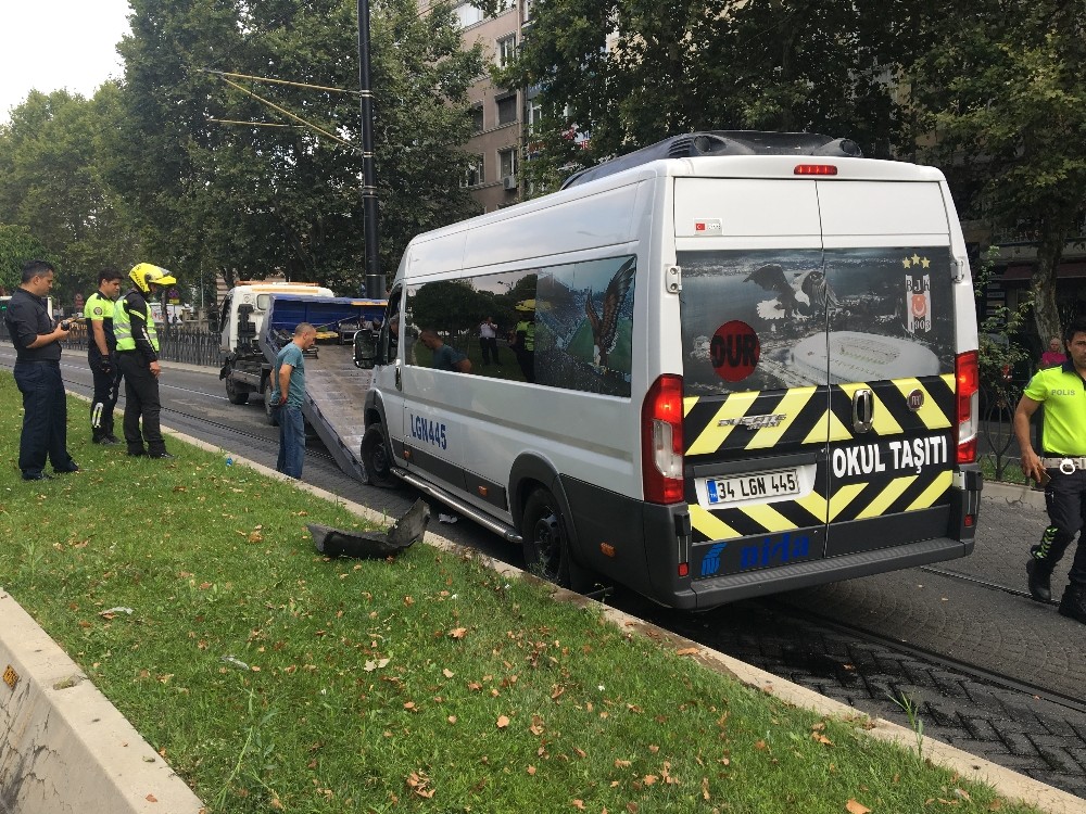 Fatih’te alkollü servis minibüsü şoförü tramvay yolunda kaza yaptı 